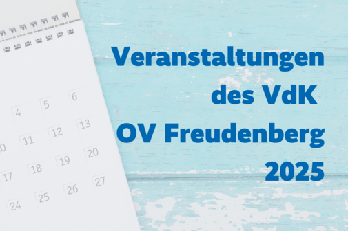 Blass im Hintergrund ein aufgeschlagener Kalender auf einem blauen Holztisch, in blauer Schrift: Veranstaltungen des VdK OV Freudenberg 2025