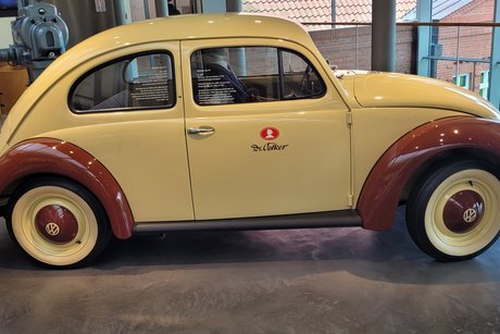 Hier steht ein alter Käfer aus dem Jahre 1960. die Farbe ist Vanille Creme. Die Kotflügel haben eine Farbe der Schokoladencreme.