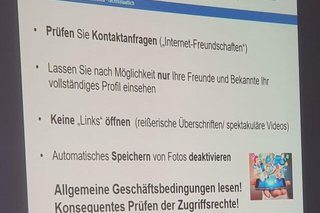 Abfotografierte Power-Point-Präsentation mit Tipps für die Nutzung Sozialer Medien.