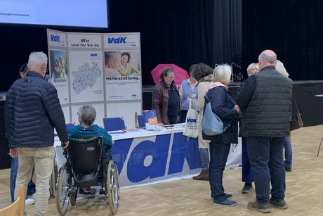 Die Kreisvorsitzende am Messestand in Geprächen mit Interessierten
