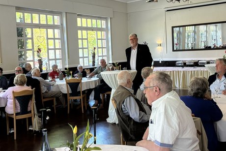 Klaus Meiers informiert die Mitglieder des Ortsverbands ein Mann spricht vor einer Gruppe von Personen
