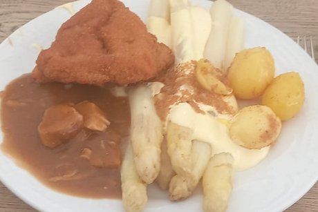 Ein Teller mit einem Spargelgericht.