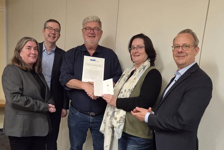 Übergabe der Urkunde an Klaus Meiers. Mit im Bild die Vizepräsidentin des VdK Deutschland und NRW, Katharina Batz. Mit im Bild der hauptamtliche Vorstand des Landesverbandes, Manuela Dörtelmann, Thomas Zander und Carsten Ohm.