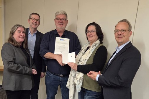 Übergabe der Urkunde Übergabe der Urkunde an Klaus Meiers. Mit im Bild die Vizepräsidentin des VdK Deutschland und NRW, Katharina Batz. Mit im Bild der hauptamtliche Vorstand des Landesverbandes, Manuela Dörtelmann, Thomas Zander und Carsten Ohm.