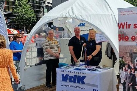Drei Mitarbeiter gemeinsam am Messestand des VdK Düsseldorf
