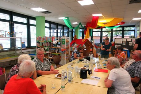 Interessierte Teilnehmerinnen und Teilnehmer informierten sich beim Digitalen Stammtisch in der Stadtbibliothek Homberg-Hochheide über die Nutzung digitaler Bibliotheksangebote. Interessierte Teilnehmerinnen und Teilnehmer informierten sich beim Digitalen Stammtisch in der Stadtbibliothek Homberg-Hochheide über die Nutzung digitaler Bibliotheksangebote.