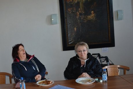 2 Frauen sitzen am Tisch und essen Gegrillte