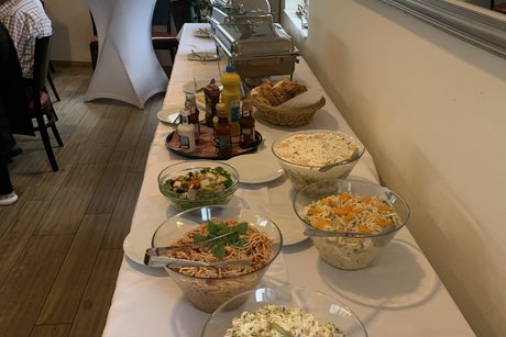 Salate stehen auf den Tischen