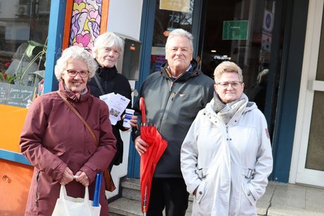 Auftaktveranstaltung internationale Wochen gegen Rassismus in Essen Holsterhausen. Vier Personen stehen vor dem Fachgeschäft für Stadtwandel in Essen Holsterhausen.