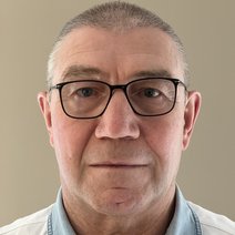 Das Bild zeigt einen Mann mit Brille