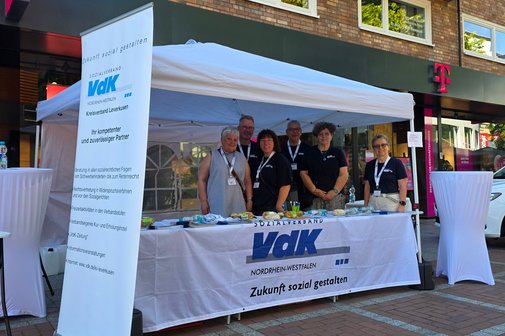 Der gesamte Vorstand des VdK Hitdorf-Rheindorf präsentierte in der Leverkusener City den VdK.