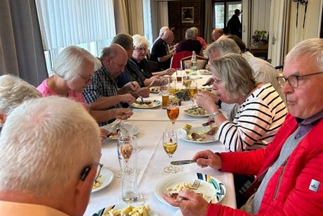 Im Saal beim genießen des Grillbuffet Im Saal beim genießen des Grillbuffet