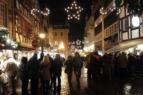 Ahrweiler: Die weihnachtlich dekorierten Verkaufsstände erstrecken sich über ein Großteil der ganzen Innenstadt.