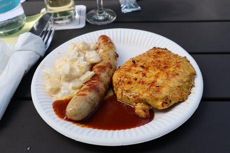 Teller mit Grillwurst und Kartoffelsalat