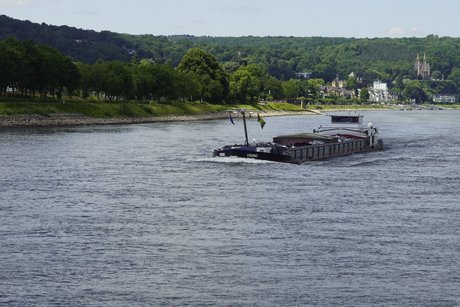 Ein Schiff auf dem Rhein schwerbeladen