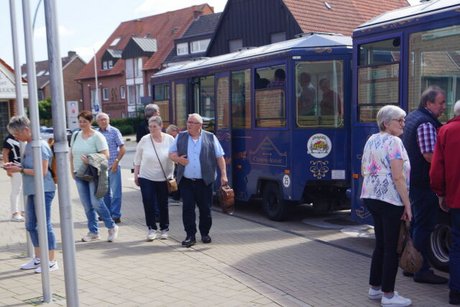 Menschen stehen vor dem "Clemens-August-Express"