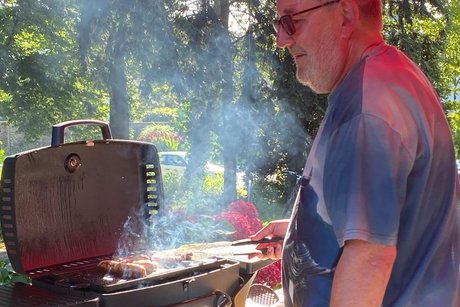 Der Schriftführer Willi Heinz Kohls ist Grillmeister