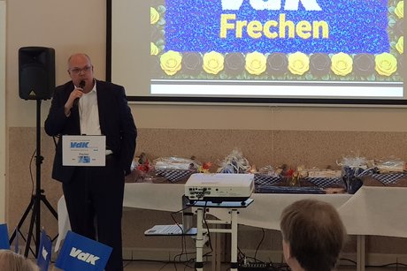 Der B&uuml;rgermeister Uwe Tietz spricht zu den anwesenden G&auml;sten