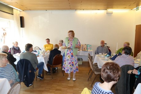 Eine Frau tr&auml;gt ein Gedicht vor.