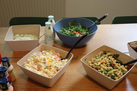 Das Buffet ist eröffnet. Schüsseln mit unterschiedlichen Salaten.