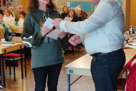 Mitglied empf&auml;ngt ihre Urkunde