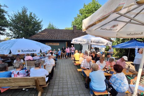 Blick auf den voll besetzten Vorplatz der SGV-Hütte