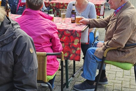 Bild zeigt Teilnehmer der Tagesfahrt Spargelessen