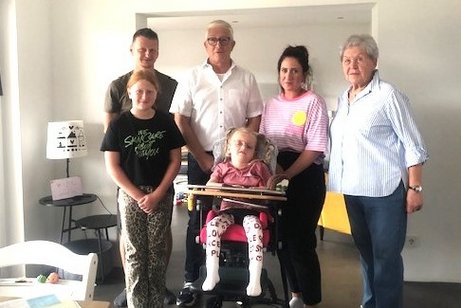 v.l. Schwester Marie, Vater Erik, VdK Ortsverband Wenden Vorsitzender H.J. Bettendorf, Charlotte, Mutter Katharina, VdK Ortsbetreuerin Anni Wurm