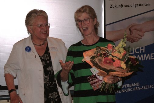 Monika Franzke überreicht als Dank Antje Brenning einen Blumenstrauß