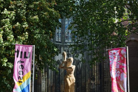 eine Statur vor dem Dom in Utrecht