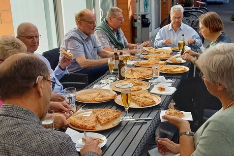 Gemeinsames Pizzaessen