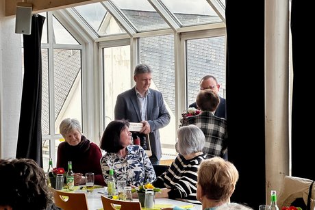 Mitglieder an Tischenn sitzende, Vorstand &uuml;berreicht Pr&auml;sente zur Verabschiedung