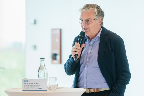 Ein Man spricht in ein Microphone.