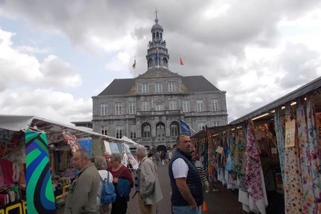 Blick auf den sehr schönen und großen Wochenmarkt