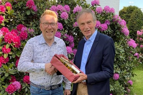 Otto Lohmann überreicht Dr. Schwalbe ein Präsent