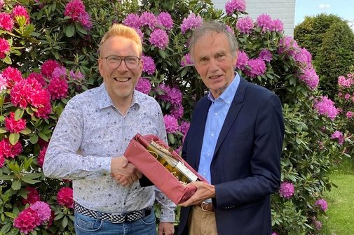 Otto Lohmann überreicht Dr. Schwalbe ein Präsent