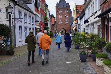 Innenstadt Kleine autofreie Straße mit Häusern rechts und links