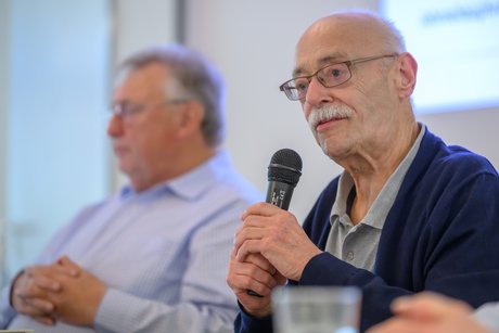 VdK-NRW-Pr&auml;sident Horst V&ouml;ge spricht in ein Mirkofon.