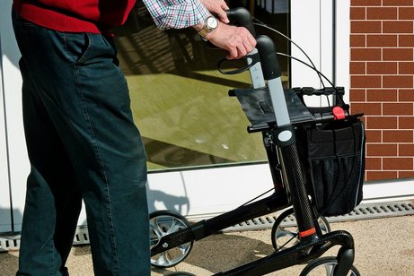 Mann am Rollator