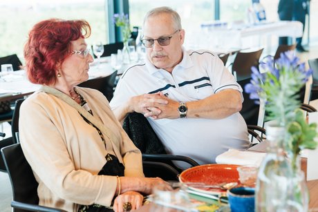 Ein Mann und eine Frau unterhalten sich.