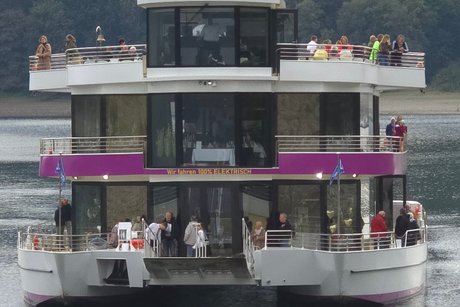Ein Ausflugsbot auf dem Hennesee