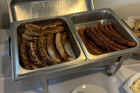Grillwürstchen auf dem Grillbuffet
