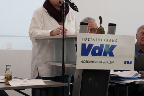 Eine Frau steht am Rednerpult.