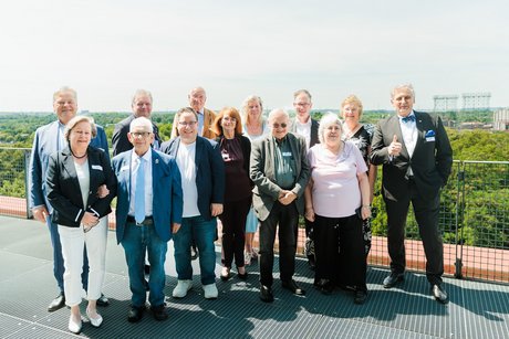 Mehrere Personen stehen für ein Gruppenbild zusammen.