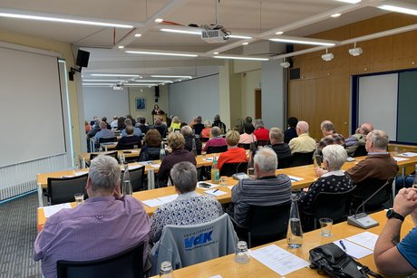 Personengruppe im Tagungsraum bei Vortrag der Kreisvorsitzenden Katharina Batz