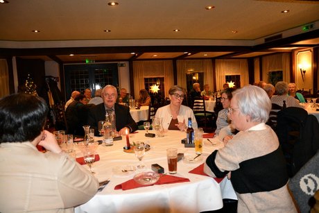 Mitglieder sitzen am Tisch und reden