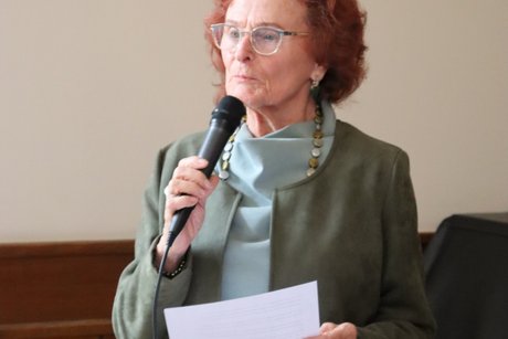 Eine Frau tr&auml;gt einen Kassenpr&uuml;fbericht vor.