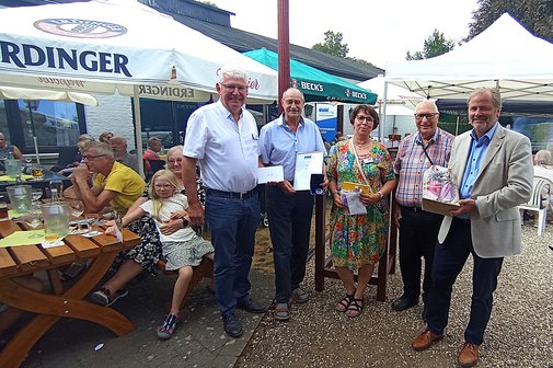 Sommerfest 2026 Im Rahmen des Sommerfestes in der Gaststätte Lettmann würdigten der Uedemer Ortsverband, der Kreisverband Niederrhein und die Gemeinde Uedem die Leistungen von Rolf Grootens, den langjährigen Vorsitzenden des OV Uedem (von links): Karl-Heinz Hermsen, Rolf Grootens, Pertra Scholten, Hans-Jürgen Tenbergen und Bürgermeister Rainer Weber.