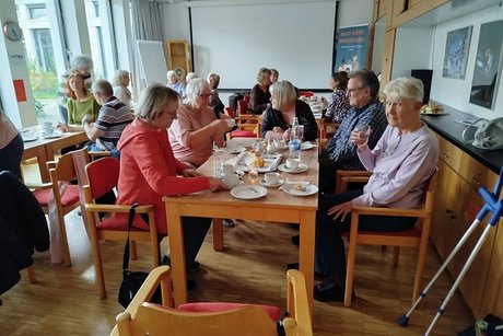 Treffen und Austausch bei Kaffee und Kuchen