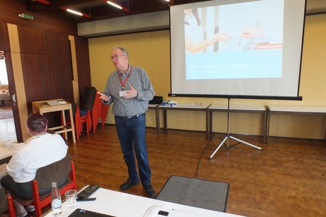 Ein Mann spricht zu der Gruppe.